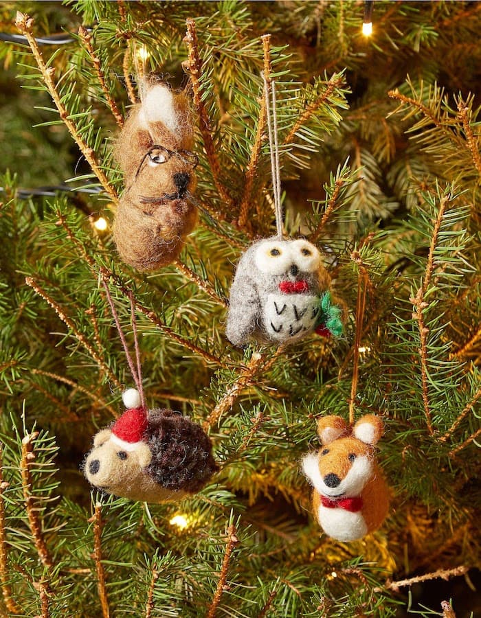 Sustainable decorations hanging on Christmas tree
